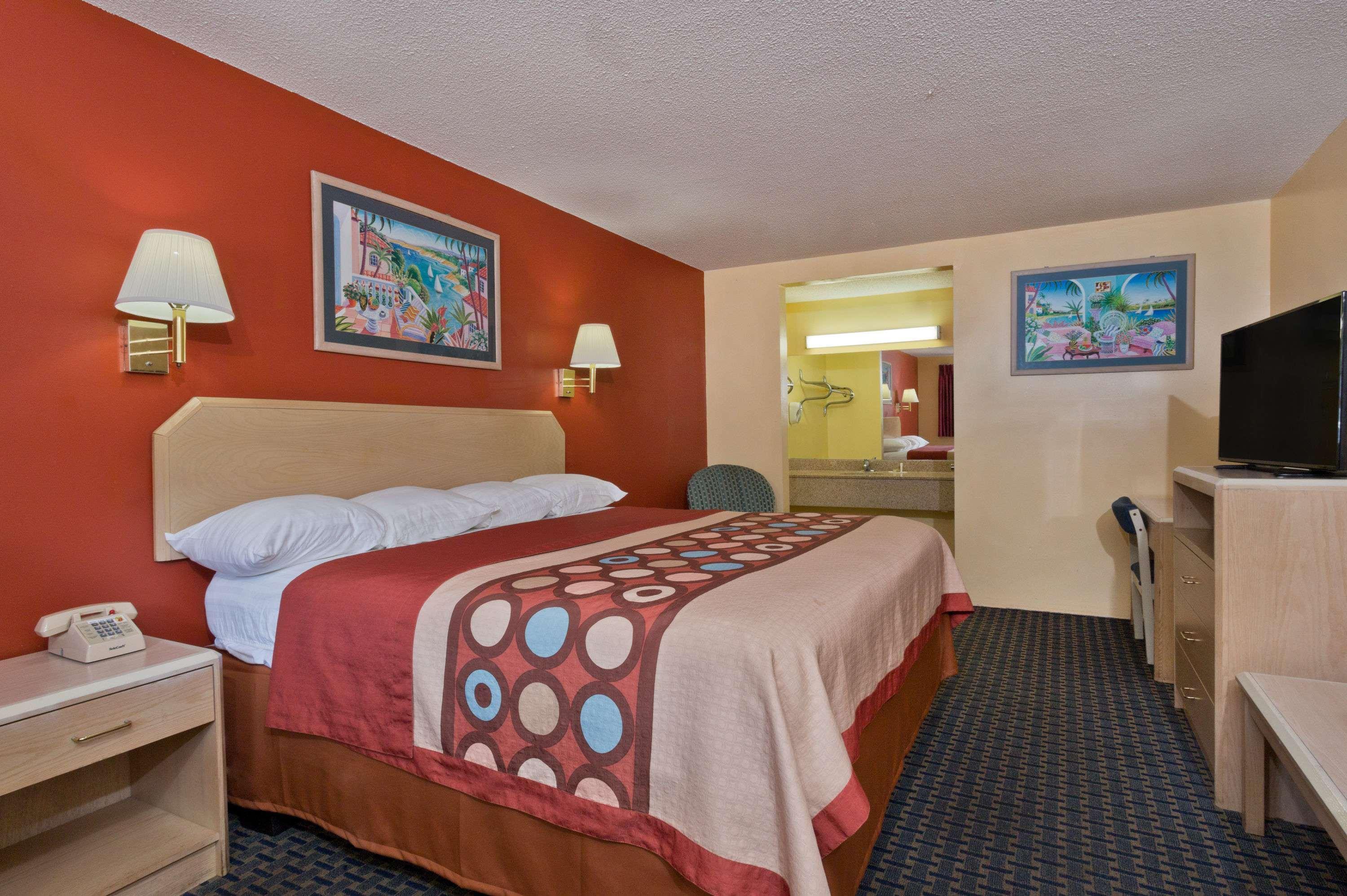 Super 8 By Wyndham Chipley Hotel Екстериор снимка