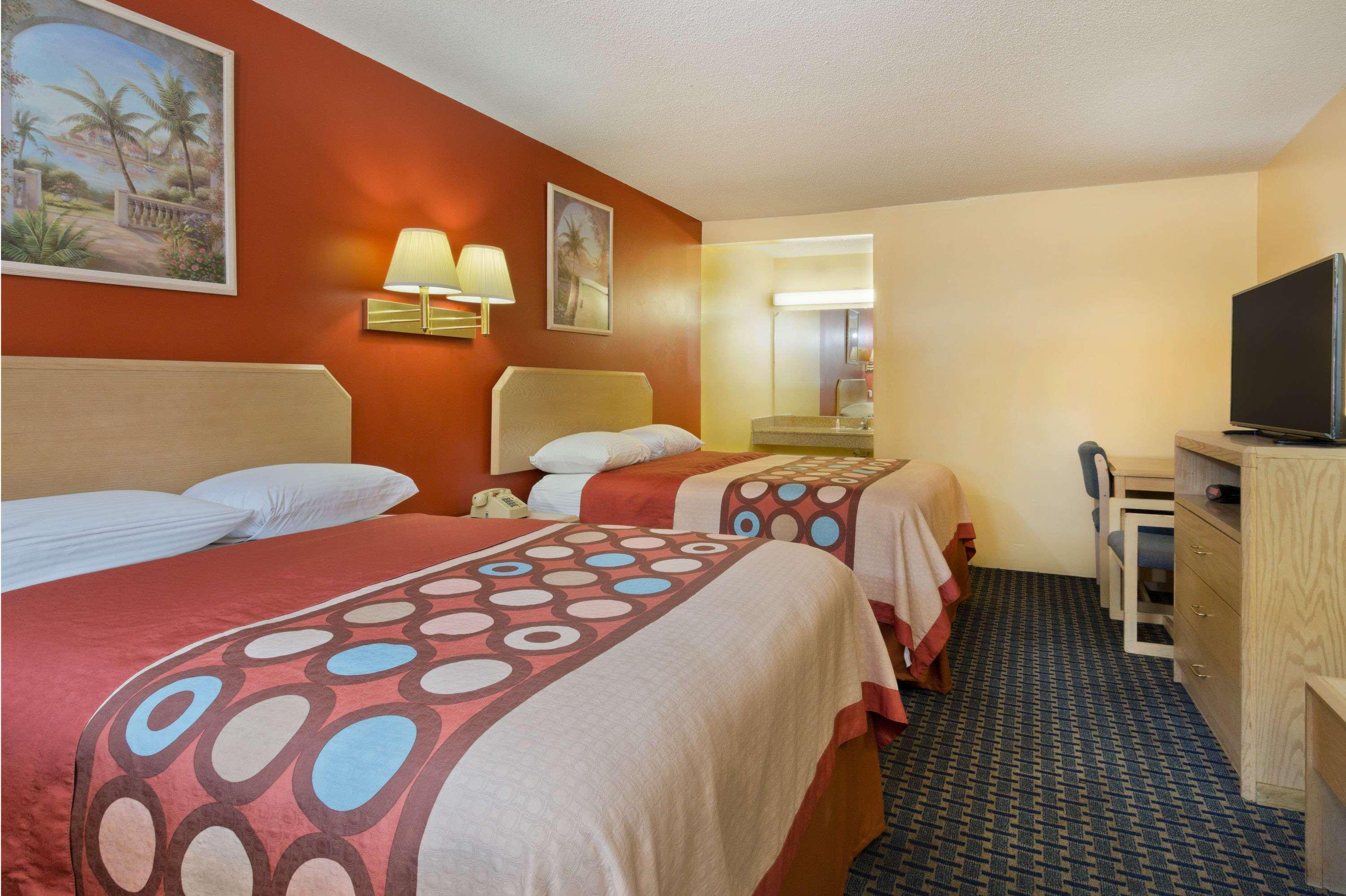 Super 8 By Wyndham Chipley Hotel Екстериор снимка