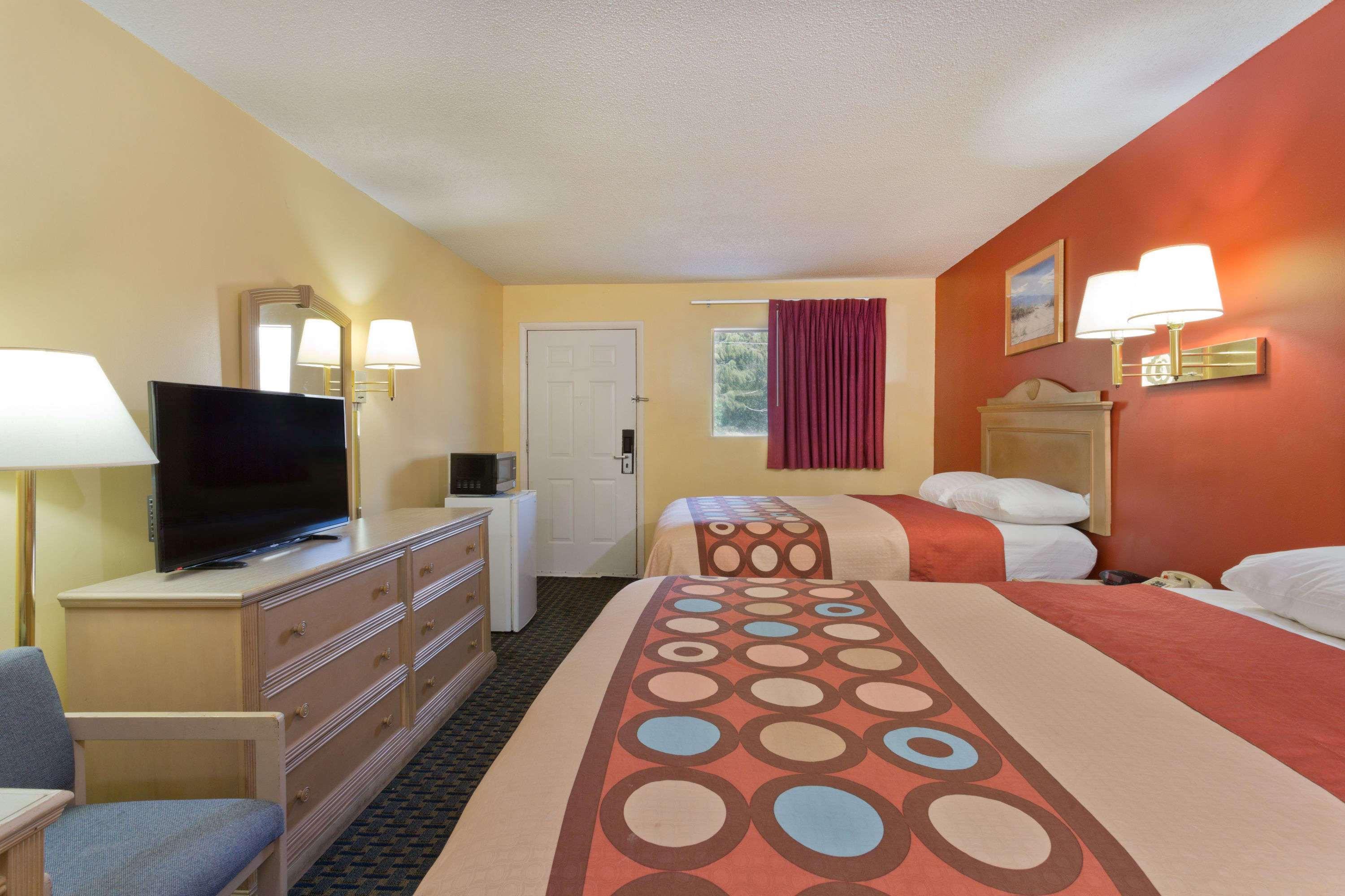 Super 8 By Wyndham Chipley Hotel Екстериор снимка