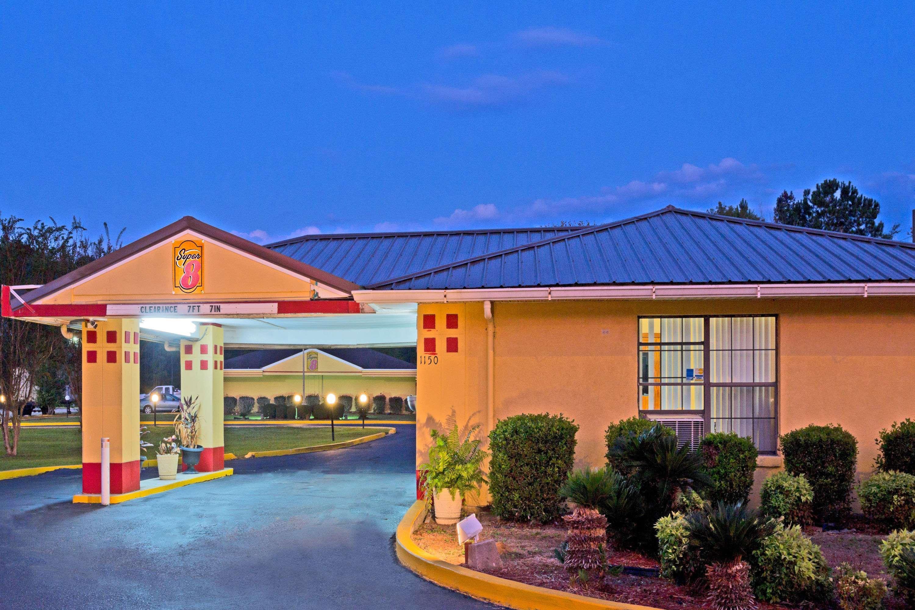 Super 8 By Wyndham Chipley Hotel Екстериор снимка